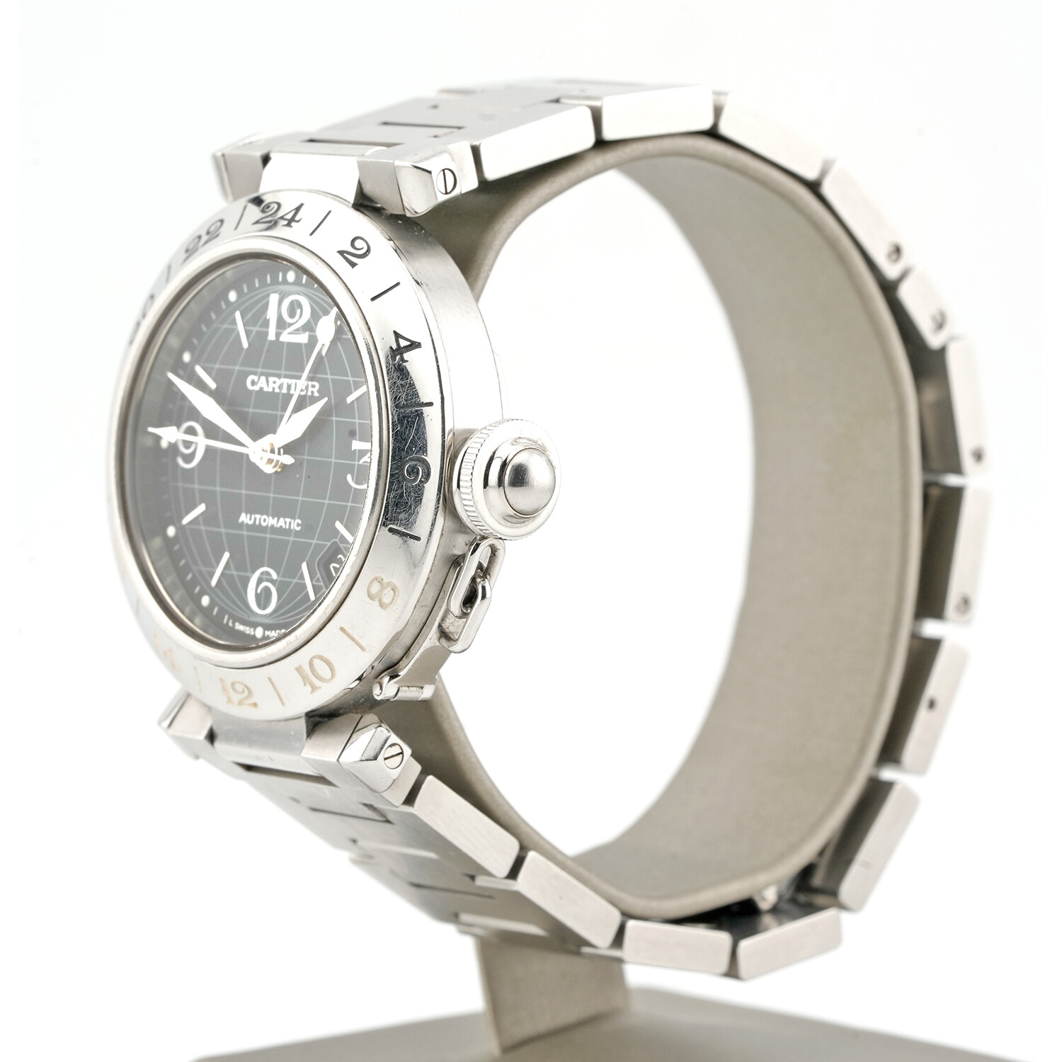 Cartier_GMT_03 - Baraka Orologi Rolex Esplora la raffinata collezione di orologi di lusso di Baraka Srl, situata nel cuore di Milano, in Piazza Missori 3. Con un'ampia selezione di orologi esclusivi, il nostro showroom rappresenta l'eleganza e la maestria orologiaia. Scopri i modelli unici e senza tempo, perfetti per chi cerca l'eccellenza in ogni dettaglio. Baraka Srl, un punto di riferimento per gli appassionati di orologi di alta classe, ti aspetta a Milano.