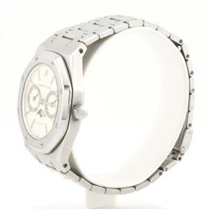 L’Audemars Piguet Royal Oak 5594ST, prodotto nel 1985, è un orologio straordinario che incarna l’eccellenza dell’alta orologeria svizzera. Questa referenza, estremamente rara e poco documentata, rappresenta una delle varianti più esclusive della celebre collezione Royal Oak, caratterizzata dal perfetto equilibrio tra innovazione tecnica ed estetica senza tempo. Design Iconico e Materiali Pregiati Realizzato in acciaio inossidabile (ST), il Royal Oak 5594ST mantiene l’inconfondibile design ottagonale con viti a vista, frutto della visione rivoluzionaria di Gérald Genta. La cassa dalle linee eleganti e il bracciale integrato scolpito con finiture satinate e lucidate ne enfatizzano la sportività e il carattere distintivo. Il quadrante di colore panna con finitura "Petite Tapisserie" conferisce un tocco di raffinatezza, mentre gli indici applicati e le lancette luminescenti garantiscono un’eccellente leggibilità. Complicazioni Sofisticate L’Audemars Piguet 5594ST è equipaggiato con un sofisticato calendario completo con fasi lunari, un’ulteriore testimonianza della maestria tecnica della Maison di Le Brassus. Il quadrante presenta due sub-quadranti: A ore 9 – Indicazione del giorno della settimana. A ore 3 – Indicazione della data. A ore 6 – Fasi lunari, una delle complicazioni più poetiche dell’orologeria. Movimento e Prestazioni Al cuore di questo capolavoro batte un movimento automatico di manifattura, progettato per garantire precisione ed efficienza nel tempo. Il fondello chiuso assicura robustezza e protezione, mentre la riserva di carica consente un’ottima autonomia. Un’Opportunità da Collezione La referenza 5594ST, prodotta nel 1985 in quantità estremamente limitate, è un modello di rarità assoluta, di cui esistono pochissime informazioni sul mercato. La sua esclusività lo rende un pezzo da collezione ambito dagli intenditori e dagli appassionati di Audemars Piguet. La sua combinazione di design iconico, complicazioni avanzate e rarità lo rende una vera gemma nel panorama dell’alta orologeria. Se sei alla ricerca di un Royal Oak unico e dal valore storico, la referenza 5594ST è un’opportunità irripetibile.