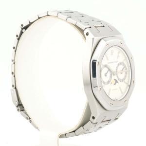 L’Audemars Piguet Royal Oak 5594ST, prodotto nel 1985, è un orologio straordinario che incarna l’eccellenza dell’alta orologeria svizzera. Questa referenza, estremamente rara e poco documentata, rappresenta una delle varianti più esclusive della celebre collezione Royal Oak, caratterizzata dal perfetto equilibrio tra innovazione tecnica ed estetica senza tempo. Design Iconico e Materiali Pregiati Realizzato in acciaio inossidabile (ST), il Royal Oak 5594ST mantiene l’inconfondibile design ottagonale con viti a vista, frutto della visione rivoluzionaria di Gérald Genta. La cassa dalle linee eleganti e il bracciale integrato scolpito con finiture satinate e lucidate ne enfatizzano la sportività e il carattere distintivo. Il quadrante di colore panna con finitura