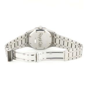 L’Audemars Piguet Royal Oak 5594ST, prodotto nel 1985, è un orologio straordinario che incarna l’eccellenza dell’alta orologeria svizzera. Questa referenza, estremamente rara e poco documentata, rappresenta una delle varianti più esclusive della celebre collezione Royal Oak, caratterizzata dal perfetto equilibrio tra innovazione tecnica ed estetica senza tempo. Design Iconico e Materiali Pregiati Realizzato in acciaio inossidabile (ST), il Royal Oak 5594ST mantiene l’inconfondibile design ottagonale con viti a vista, frutto della visione rivoluzionaria di Gérald Genta. La cassa dalle linee eleganti e il bracciale integrato scolpito con finiture satinate e lucidate ne enfatizzano la sportività e il carattere distintivo. Il quadrante di colore panna con finitura