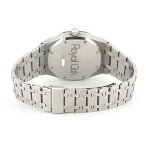 L’Audemars Piguet Royal Oak 5594ST, prodotto nel 1985, è un orologio straordinario che incarna l’eccellenza dell’alta orologeria svizzera. Questa referenza, estremamente rara e poco documentata, rappresenta una delle varianti più esclusive della celebre collezione Royal Oak, caratterizzata dal perfetto equilibrio tra innovazione tecnica ed estetica senza tempo. Design Iconico e Materiali Pregiati Realizzato in acciaio inossidabile (ST), il Royal Oak 5594ST mantiene l’inconfondibile design ottagonale con viti a vista, frutto della visione rivoluzionaria di Gérald Genta. La cassa dalle linee eleganti e il bracciale integrato scolpito con finiture satinate e lucidate ne enfatizzano la sportività e il carattere distintivo. Il quadrante di colore panna con finitura