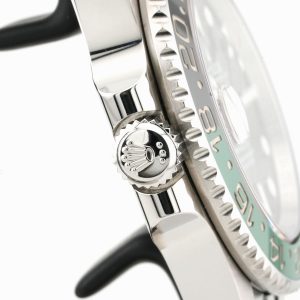 Esplora la raffinata collezione di orologi di lusso di Baraka Srl, situata nel cuore di Milano, in Piazza Missori 3. Con un'ampia selezione di orologi esclusivi, il nostro showroom rappresenta l'eleganza e la maestria orologiaia. Scopri i modelli unici e senza tempo, perfetti per chi cerca l'eccellenza in ogni dettaglio. Baraka Srl, un punto di riferimento per gli appassionati di orologi di alta classe, ti aspetta a Milano.