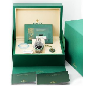 Esplora la raffinata collezione di orologi di lusso di Baraka Srl, situata nel cuore di Milano, in Piazza Missori 3. Con un'ampia selezione di orologi esclusivi, il nostro showroom rappresenta l'eleganza e la maestria orologiaia. Scopri i modelli unici e senza tempo, perfetti per chi cerca l'eccellenza in ogni dettaglio. Baraka Srl, un punto di riferimento per gli appassionati di orologi di alta classe, ti aspetta a Milano.