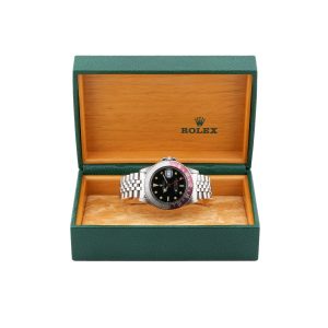 Esplora la raffinata collezione di orologi di lusso di Baraka Srl, situata nel cuore di Milano, in Piazza Missori 3. Con un'ampia selezione di orologi esclusivi, il nostro showroom rappresenta l'eleganza e la maestria orologiaia. Scopri i modelli unici e senza tempo, perfetti per chi cerca l'eccellenza in ogni dettaglio. Baraka Srl, un punto di riferimento per gli appassionati di orologi di alta classe, ti aspetta a Milano.