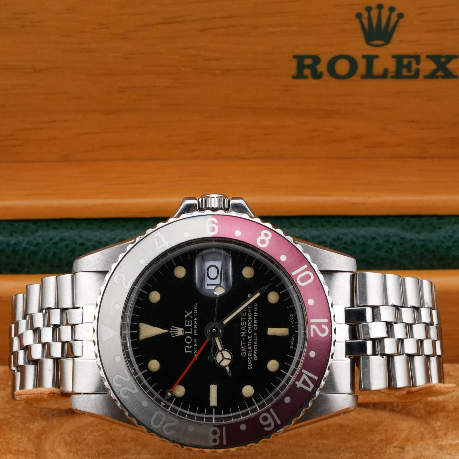 rolex GMT 1675 jpg9 - Baraka Orologi Rolex Esplora la raffinata collezione di orologi di lusso di Baraka Srl, situata nel cuore di Milano, in Piazza Missori 3. Con un'ampia selezione di orologi esclusivi, il nostro showroom rappresenta l'eleganza e la maestria orologiaia. Scopri i modelli unici e senza tempo, perfetti per chi cerca l'eccellenza in ogni dettaglio. Baraka Srl, un punto di riferimento per gli appassionati di orologi di alta classe, ti aspetta a Milano.